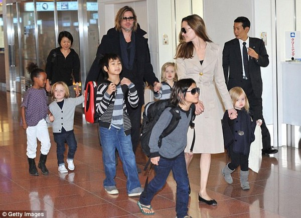 Angelina Jolie bi to dung con chong lai Brad Pitt-Hinh-4